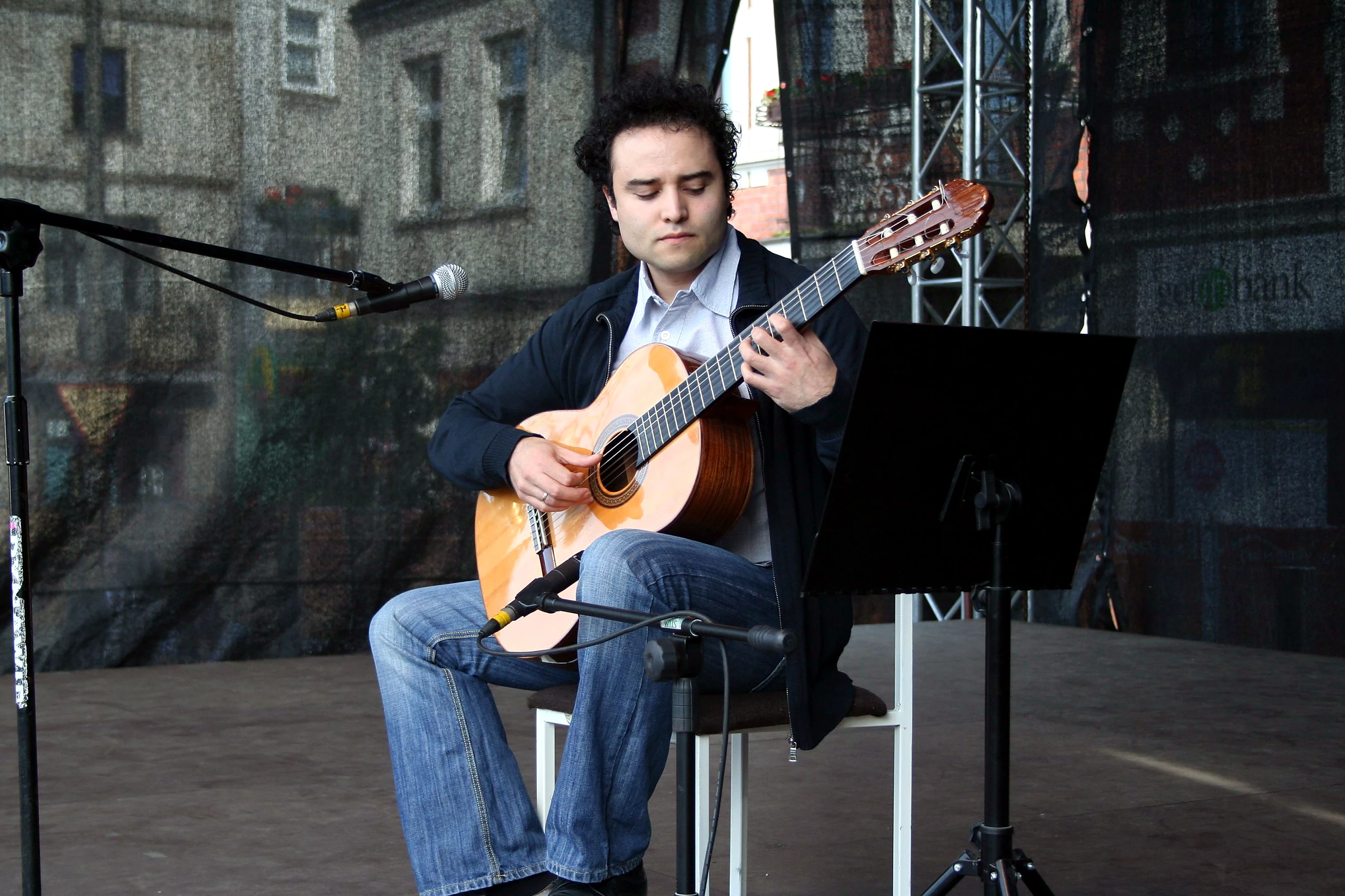 Carlos Ramirez en el escenario