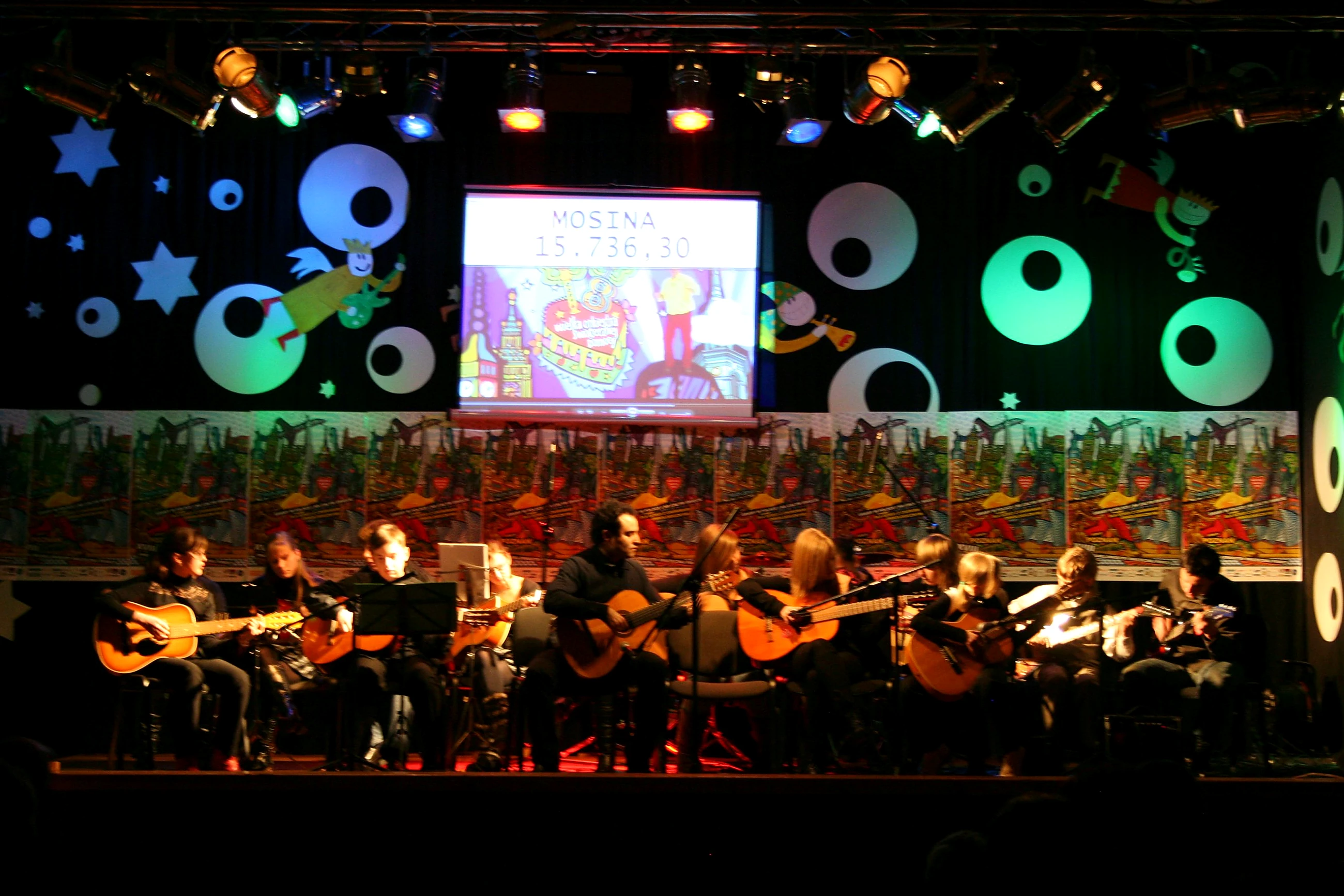 Conjunto de guitarras en concierto