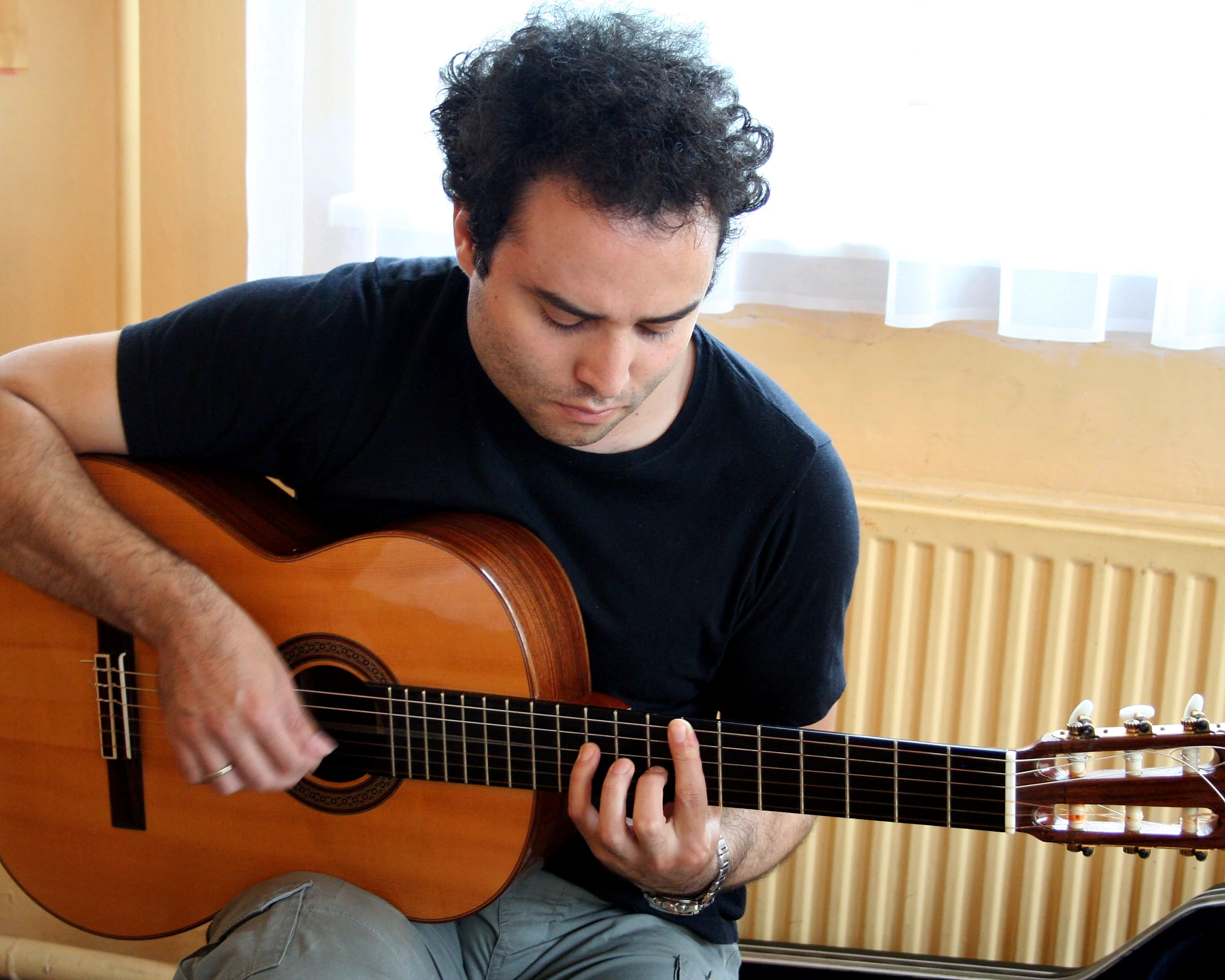 Carlos Ramirez tocando guitarra clásica